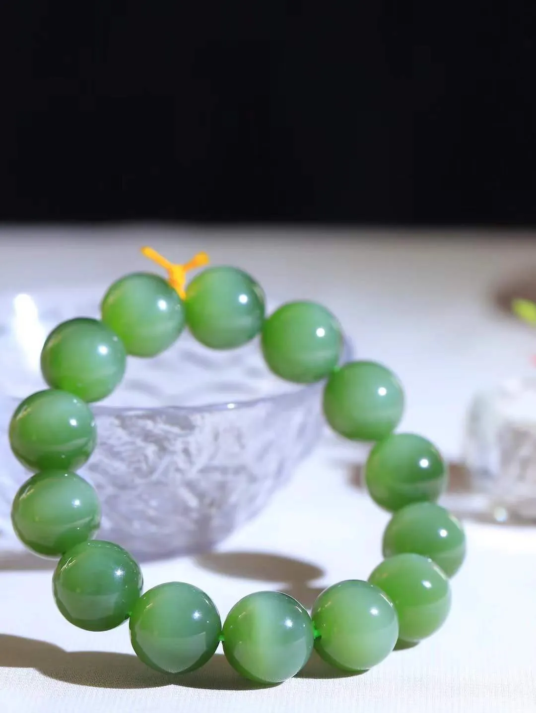 【珠圆玉润.手串】

收藏级和田玉碧玉猫眼珠圆玉润手串 玉质温润细腻  整串打磨圆润，佩戴舒适。珠珠落玉盘，间关莺语花底滑，一生美好时光，无论身在何处，都有它相伴相守。事事顺遂，幸福美满，吉祥如意。重74.7克 尺寸取一15mm  FDA-221251933