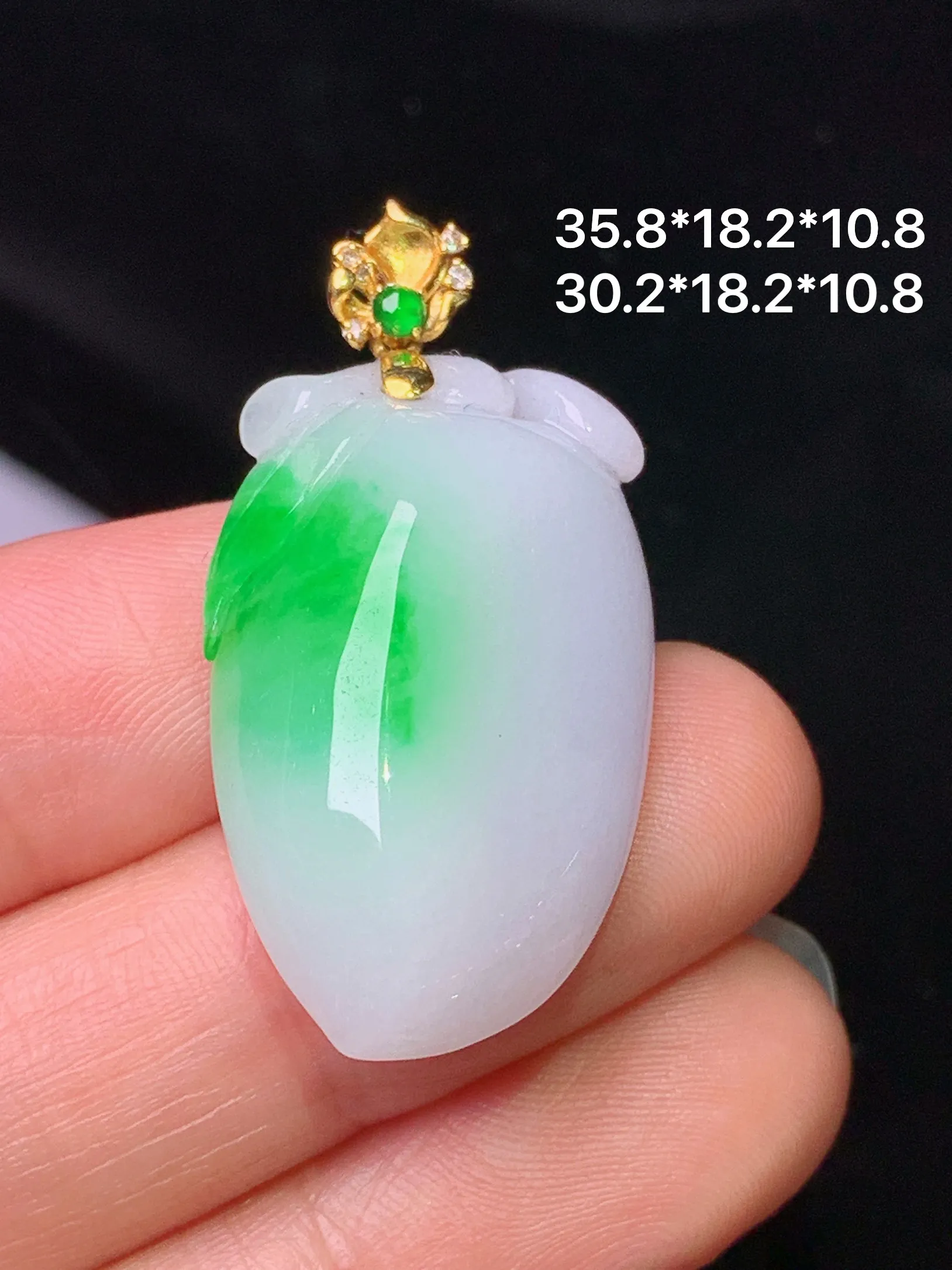 18k金钻镶嵌飘绿寿桃吊坠 玉质细腻 色泽清新艳丽 整体尺寸35.8*18.2*10.8