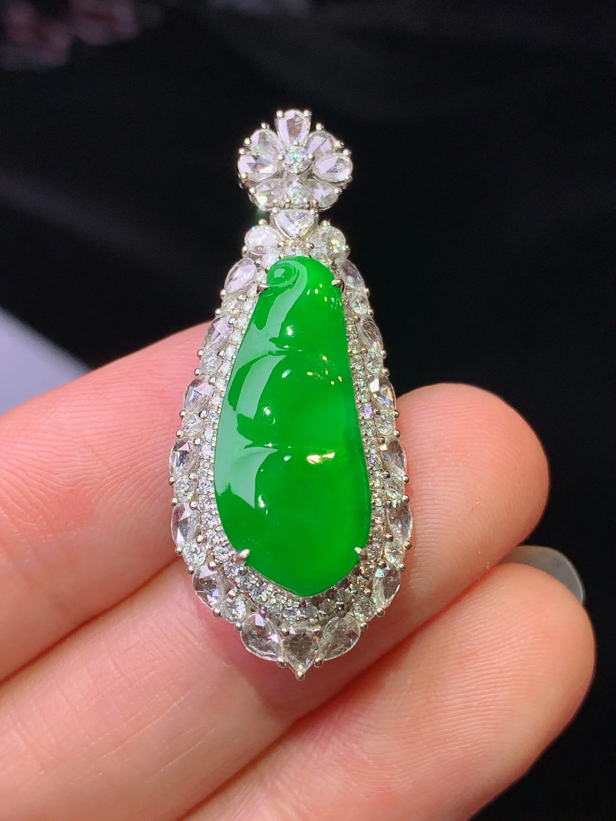 18k金钻镶嵌满绿四季豆吊坠 玉质细腻 色泽清新艳丽 整体尺寸36.5*14.8*10.2