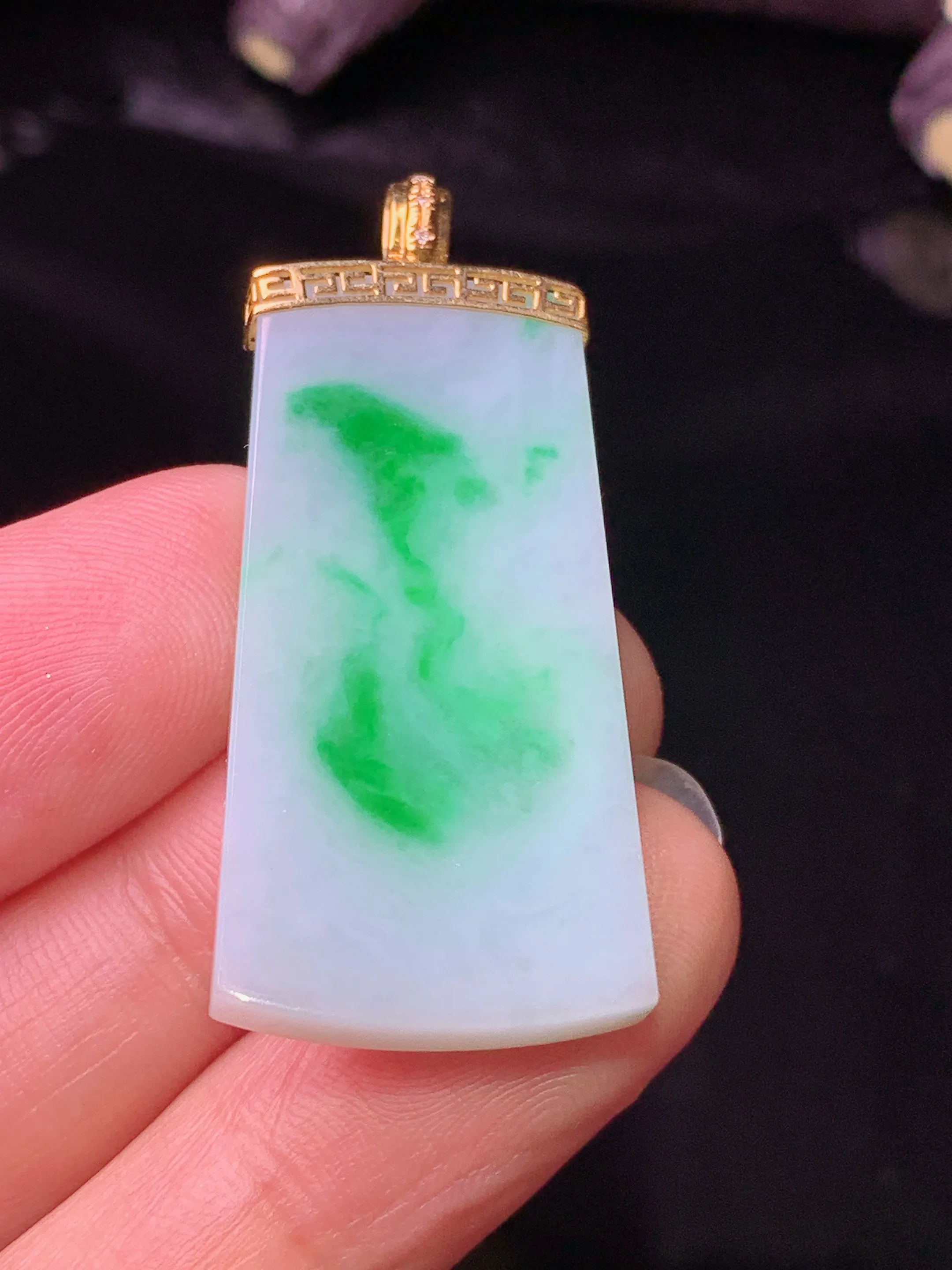 18k金镶嵌飘绿无事牌吊坠 玉质细腻 色泽清新艳丽 整体尺寸40.8*17.6*3.8