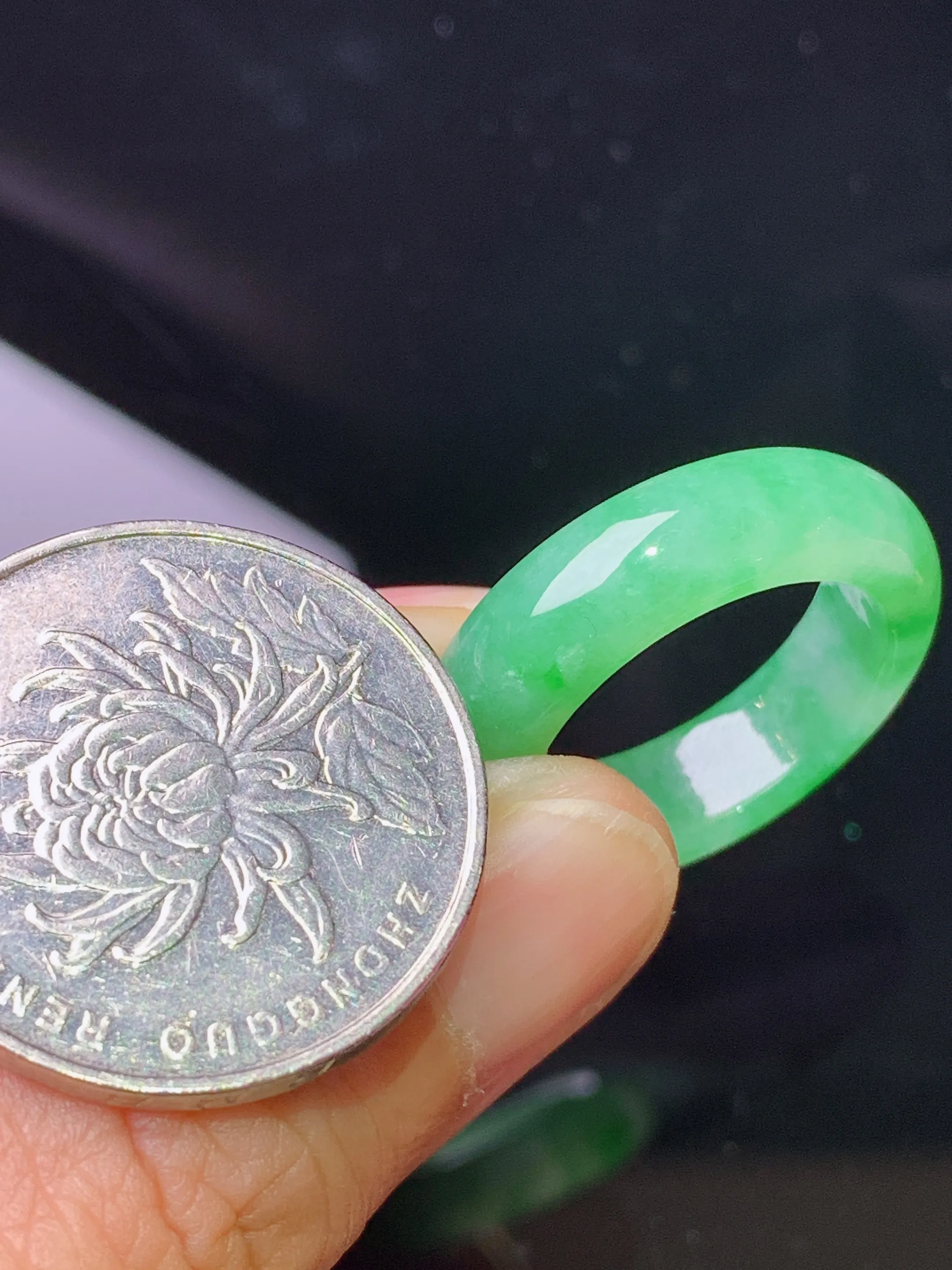 翠绿指环  玉质细腻 色泽清新艳丽 圈口15.5 整体尺寸25.3*6*4