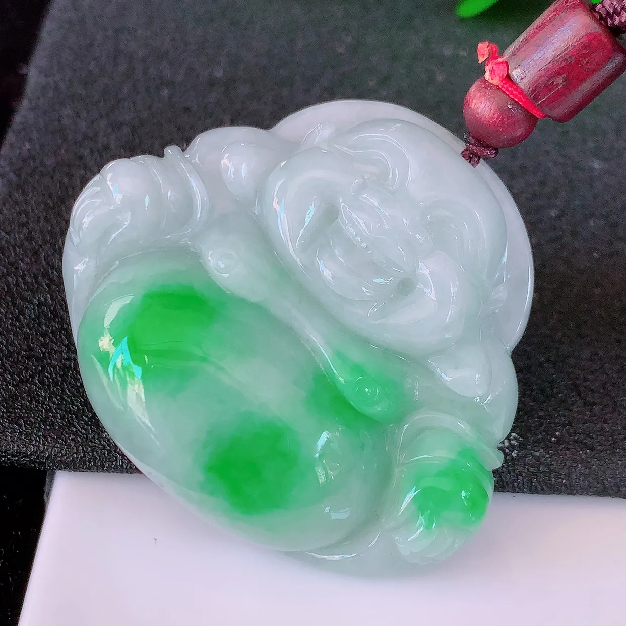 自然光实拍，大件厚装冰润飘阳绿翡翠佛公吊坠，开心笑佛，种老水足，颜色漂亮，立体饱满圆润， 佩戴效果赞#46.16