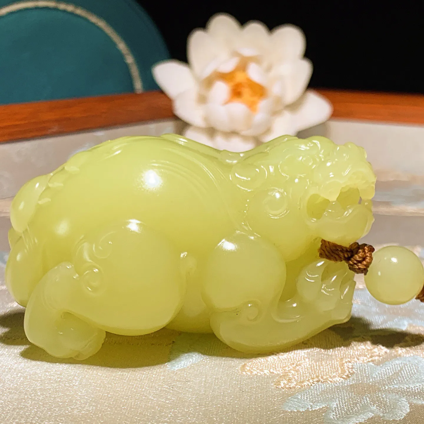 收藏级！新疆和田玉若羌黄口料招财进宝貔貅把件 鸡油黄 尺寸60/39/38重142克。玉质细腻油润。