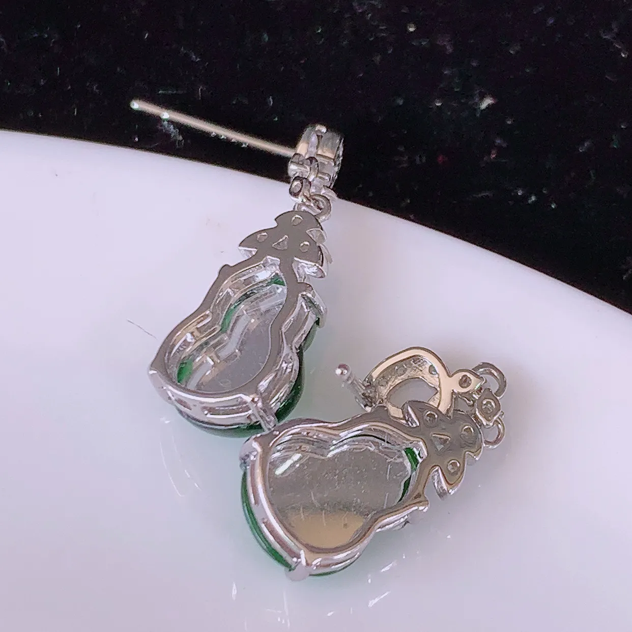 冰透满绿翡翠925银镶嵌葫芦耳坠，自然光实拍，翠色灵动，颜色漂亮，种老水足，品相佳，佩戴佳品！#97.18整体22*7.5*5裸石10*7.5