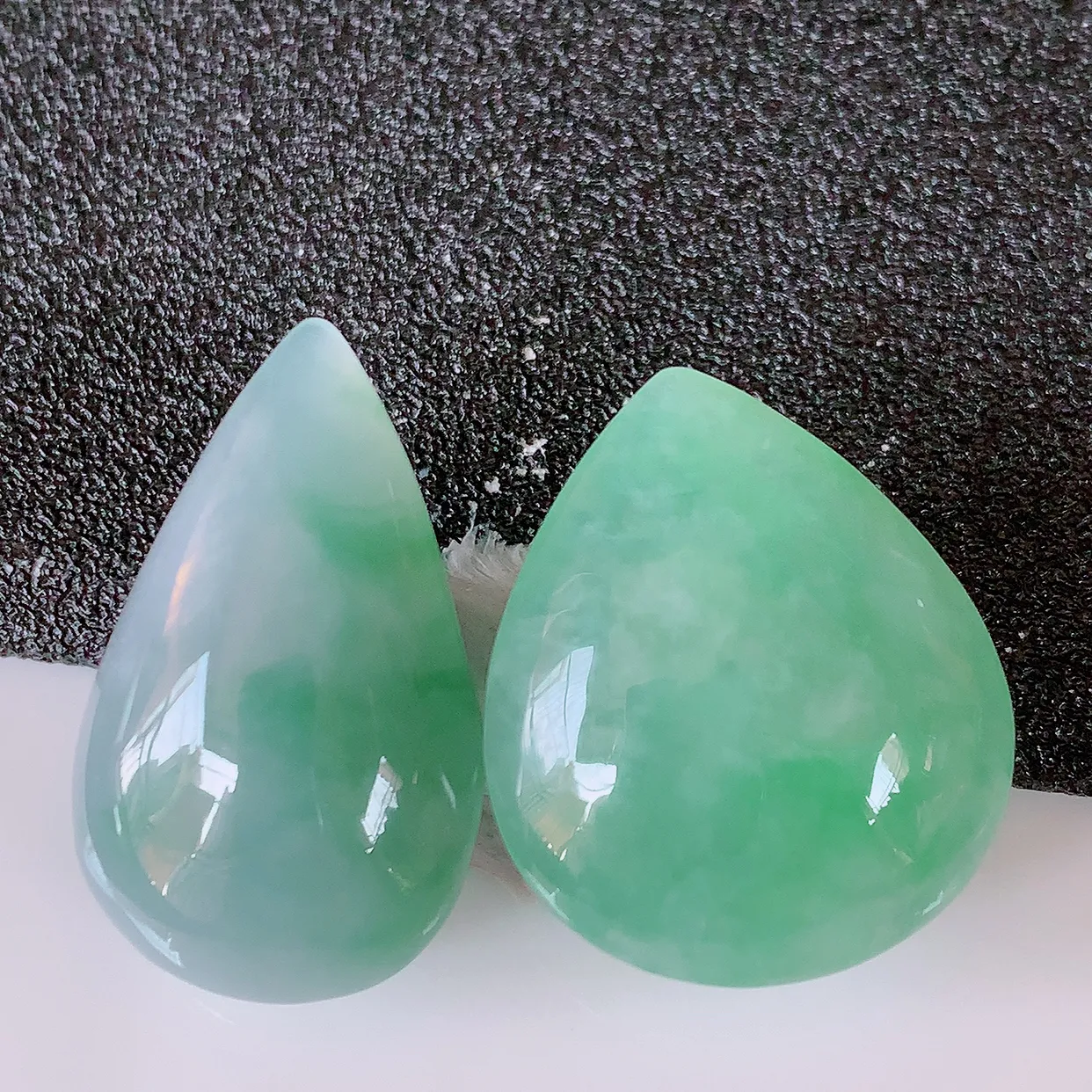 自然光实拍，冰润飘绿翡翠一对水滴，戒面，蛋面，种老水足，寓意美好，镶嵌更靓，佩戴时尚出众！#94.18尺寸24.2-15-7.2，21.5*18.2*6.5mm