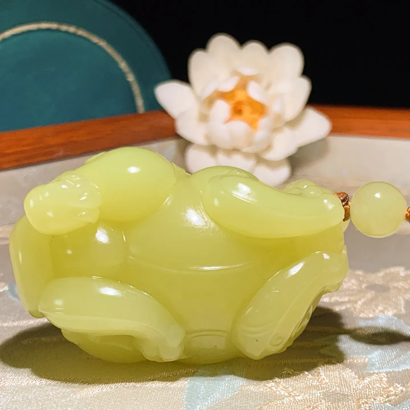 收藏级！新疆和田玉若羌黄口料招财进宝貔貅把件 鸡油黄 尺寸60/39/38重142克。玉质细腻油润。手推出油。品相大气。lt251220