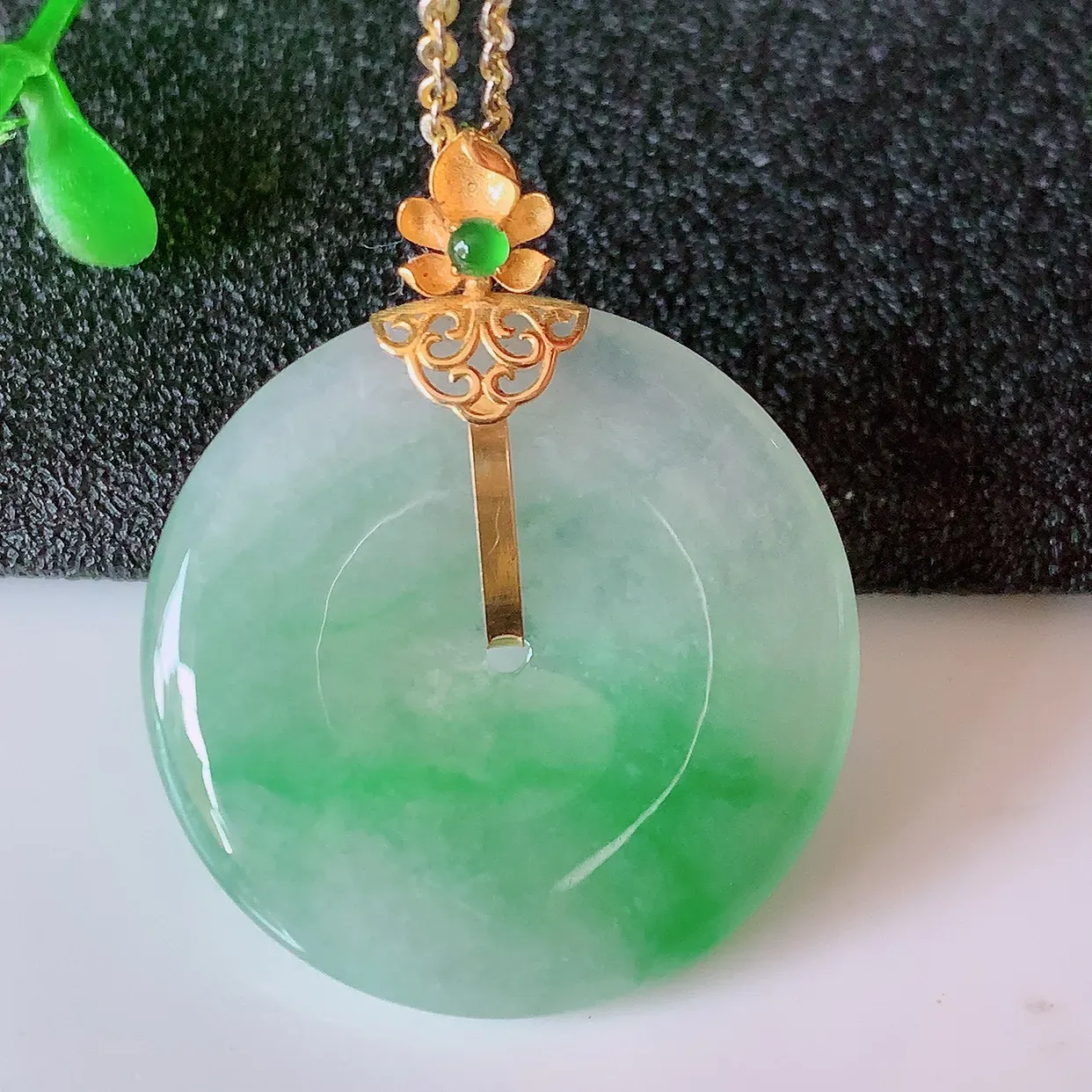 自然光实拍，18K金镶嵌冰种飘绿翡翠平安扣吊坠，玉扣，冰润光泽，寓意平平安安，平安扣佩戴时尚漂亮！#41.18整体30.5*24.5*5裸石24.5*24.5