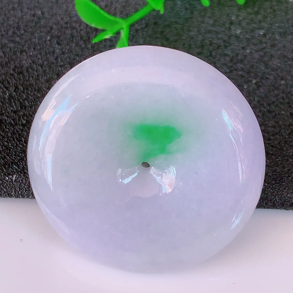 自然光实拍，冰润飘绿翡翠平安扣吊坠，平安是福；很美的料子， 平安扣佩戴优雅迷人！#57.16