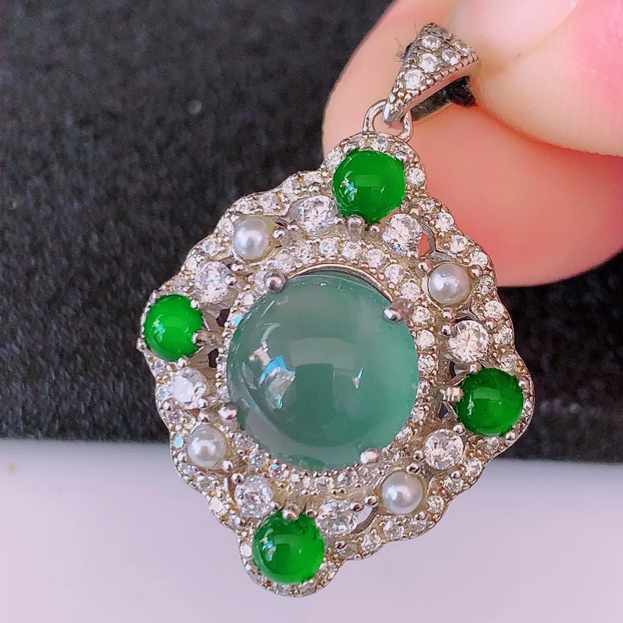 冰透满绿翡翠925银镶嵌吊坠，自然光实拍，翠色灵动，颜色漂亮，种老水足，品相佳，佩戴佳品！#97.1