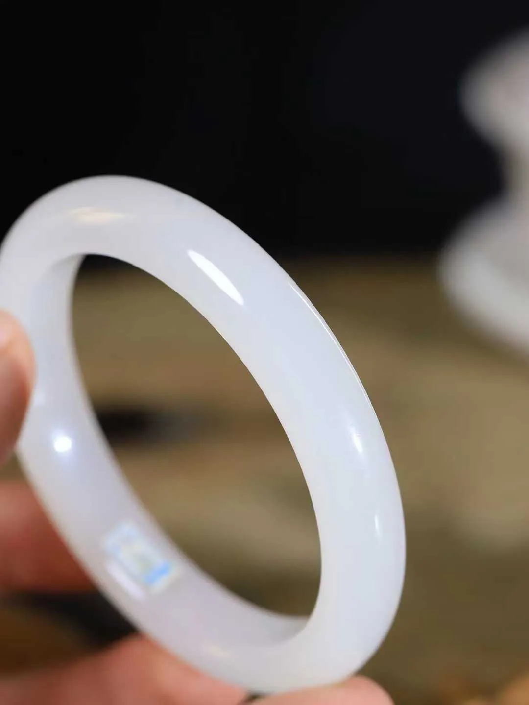 【情有独钟.手镯】

精品和田玉白玉手镯 玉质温润细腻 油性十足 手感舒适，高华雅逸，线条流畅，简约大气，美自天成，素雅高贵。佩戴于腕间，婉约之美，举手投足间透出那低调奢华。重60克 内径60mm 尺寸12.4-9.1mm   FDA-791251951