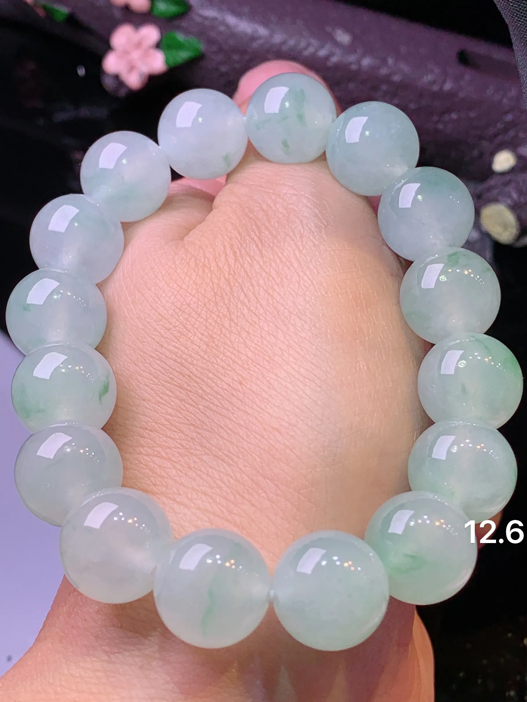 冰种飘绿圆珠手链 玉质细腻 色泽清新艳丽 整体尺寸12.6