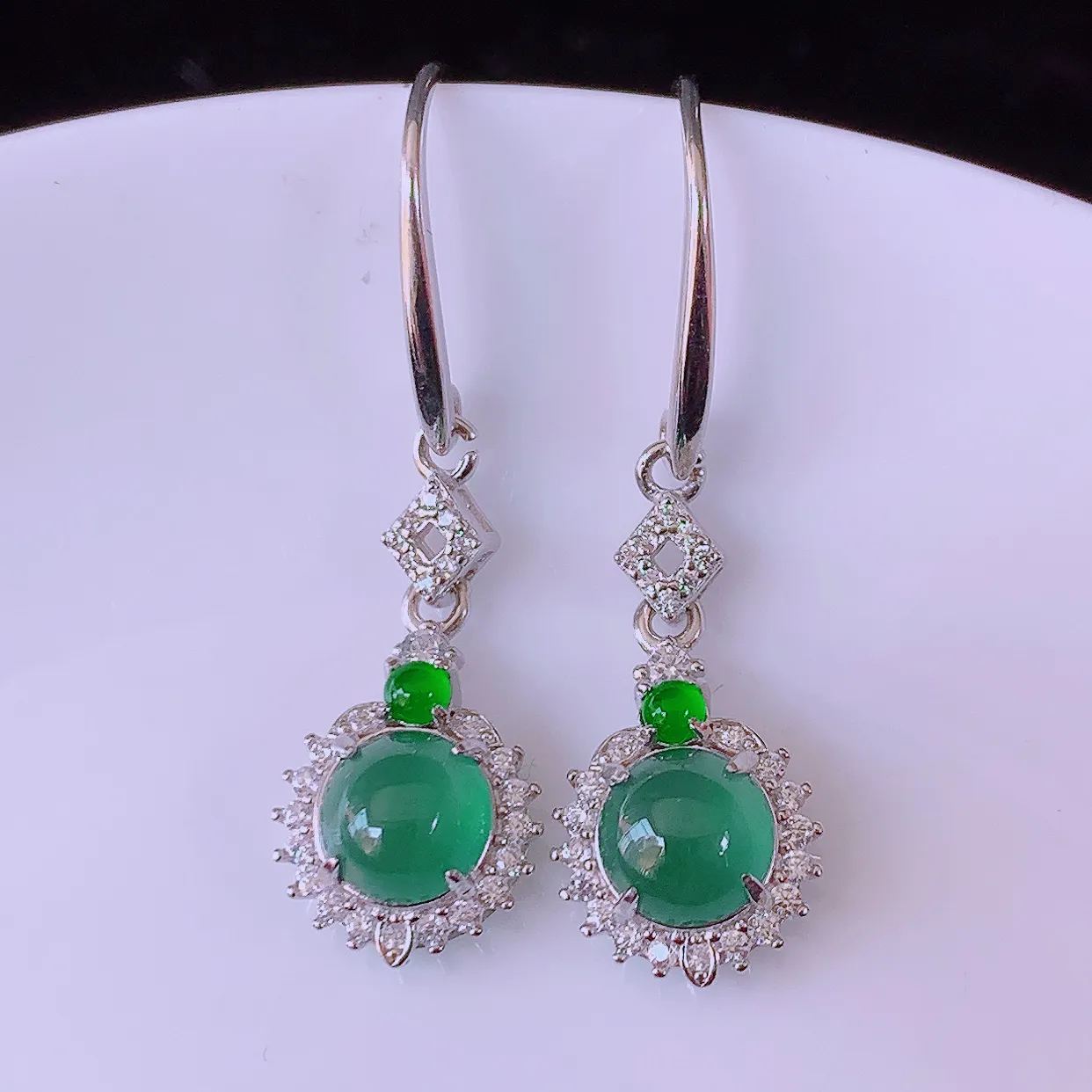 冰透满绿翡翠925银镶嵌耳坠，自然光实拍，翠色灵动，颜色漂亮，种老水足，品相佳，佩戴佳品！#97.18整体34.5*10.5*6.2裸石6.5*6.5