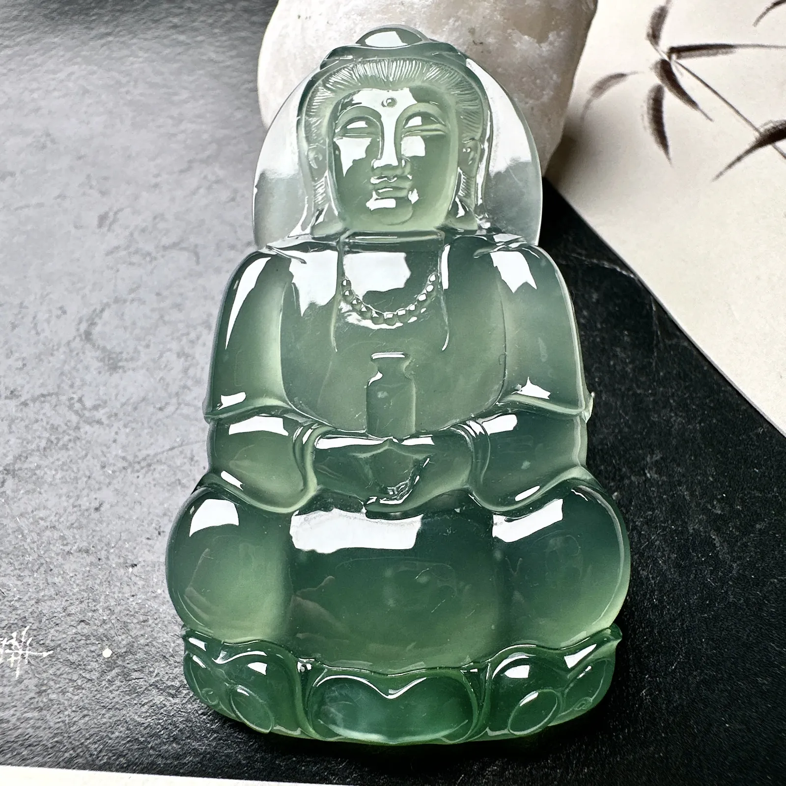 【冰种晴底正装观音】质地细腻，通透度上佳，冰感十足，适合佩戴，收藏品质