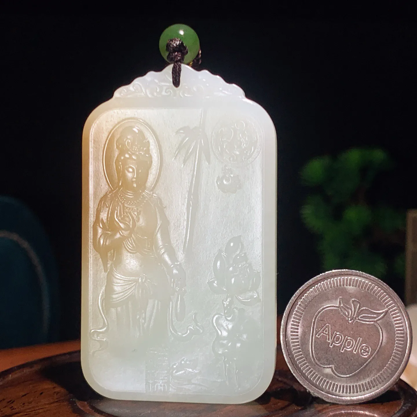 和田玉糖料站观音牌子挂件。尺寸65/38/8重50.5克。玉质细腻油润。手推出油。品相大气。lt251220