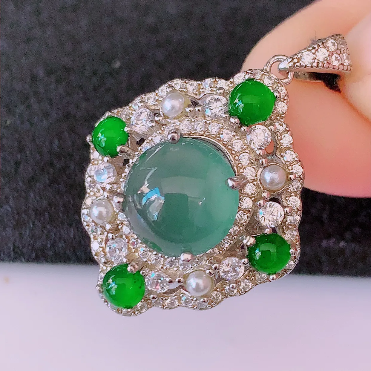 冰透满绿翡翠925银镶嵌吊坠，自然光实拍，翠色灵动，颜色漂亮，种老水足，品相佳，佩戴佳品！#97.16整体29.5*20*9.6 裸石9.2*9.2