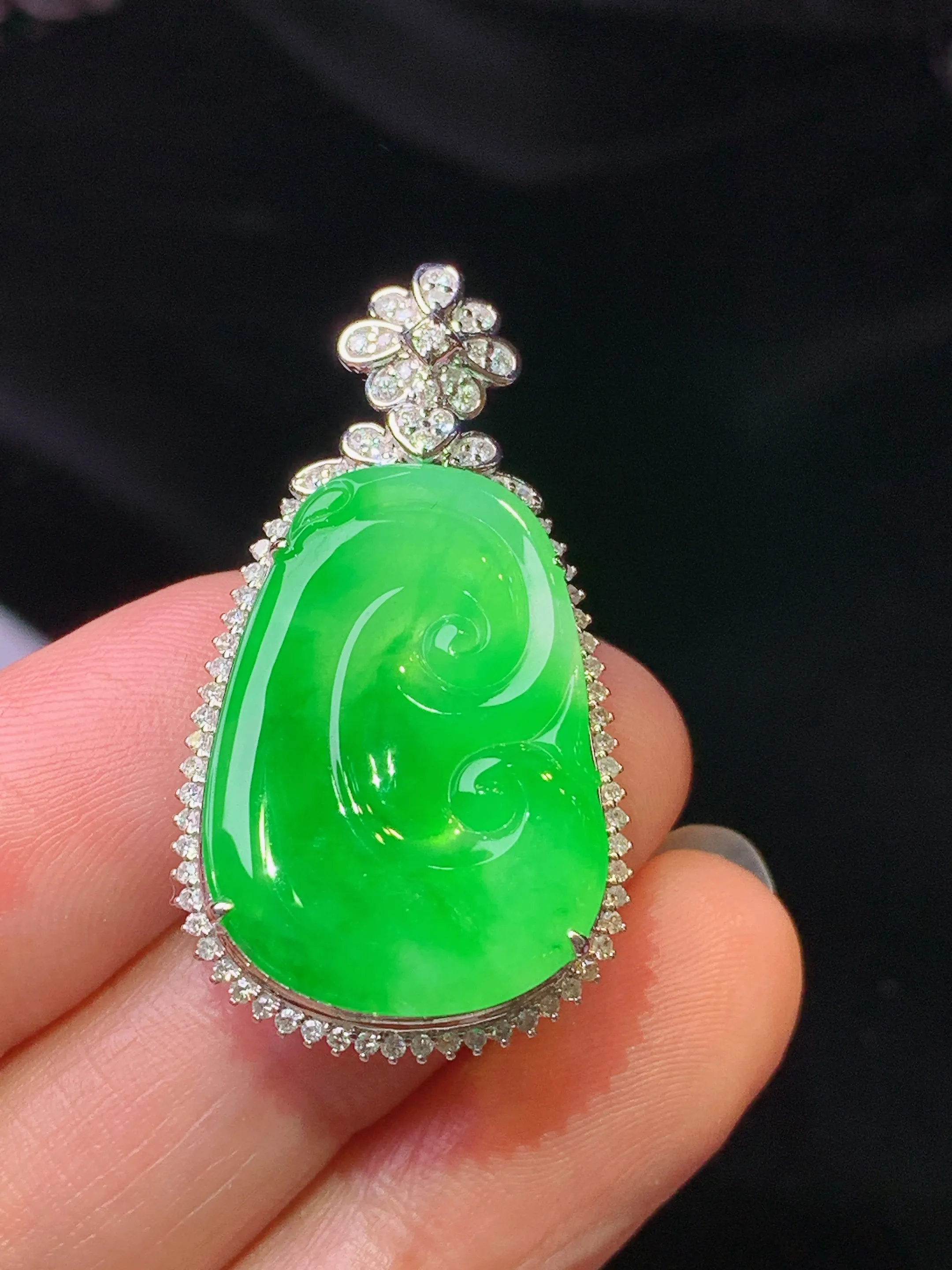 18k金钻镶嵌翠绿如意吊坠 玉质细腻 色泽清新艳丽 整体尺寸35.6*19.5*9.2