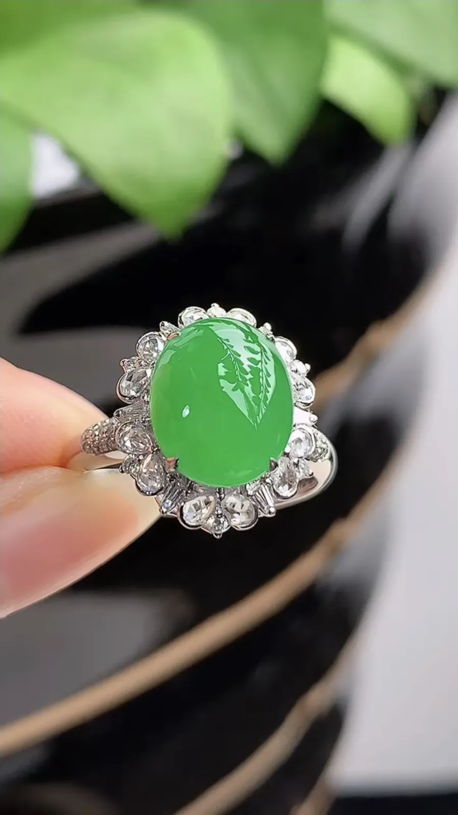 a货翡翠冰种18K金伴钻镶嵌阳绿蛋面戒指 圈口17.8裸石尺寸11.2×9mm 重量3.92g 1217