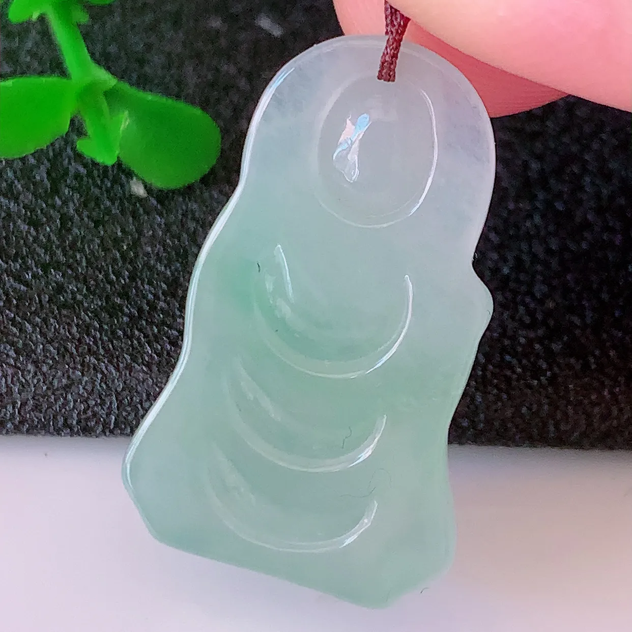 自然光实拍，冰飘绿翡翠招财财神爷吊坠，财神到你家里来，年年月月发大财，形态极为讨喜， 佩戴效果招财迷人#57.16