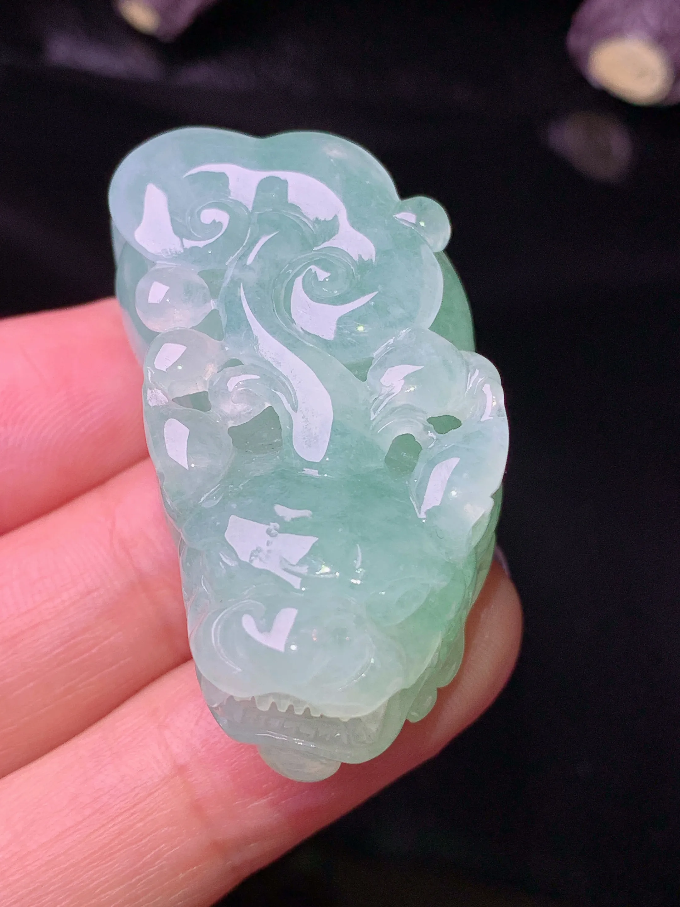 飘绿貔貅吊坠 玉质细腻 色泽清新艳丽 整体尺寸43.3*21.5*15.2