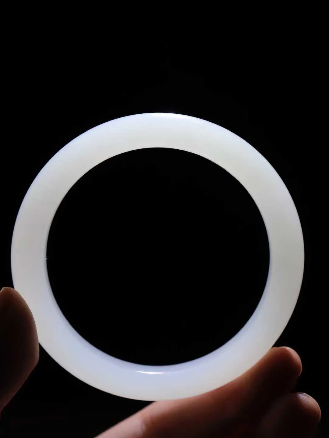 【情有独钟.手镯】

精品和田玉白玉手镯 玉质温润细腻 油性十足 手感舒适，高华雅逸，线条流畅，简约大气，美自天成，素雅高贵。佩戴于腕间，婉约之美，举手投足间透出那低调奢华。重60克 内径60mm 尺寸12.4-9.1mm   FDA-791251951