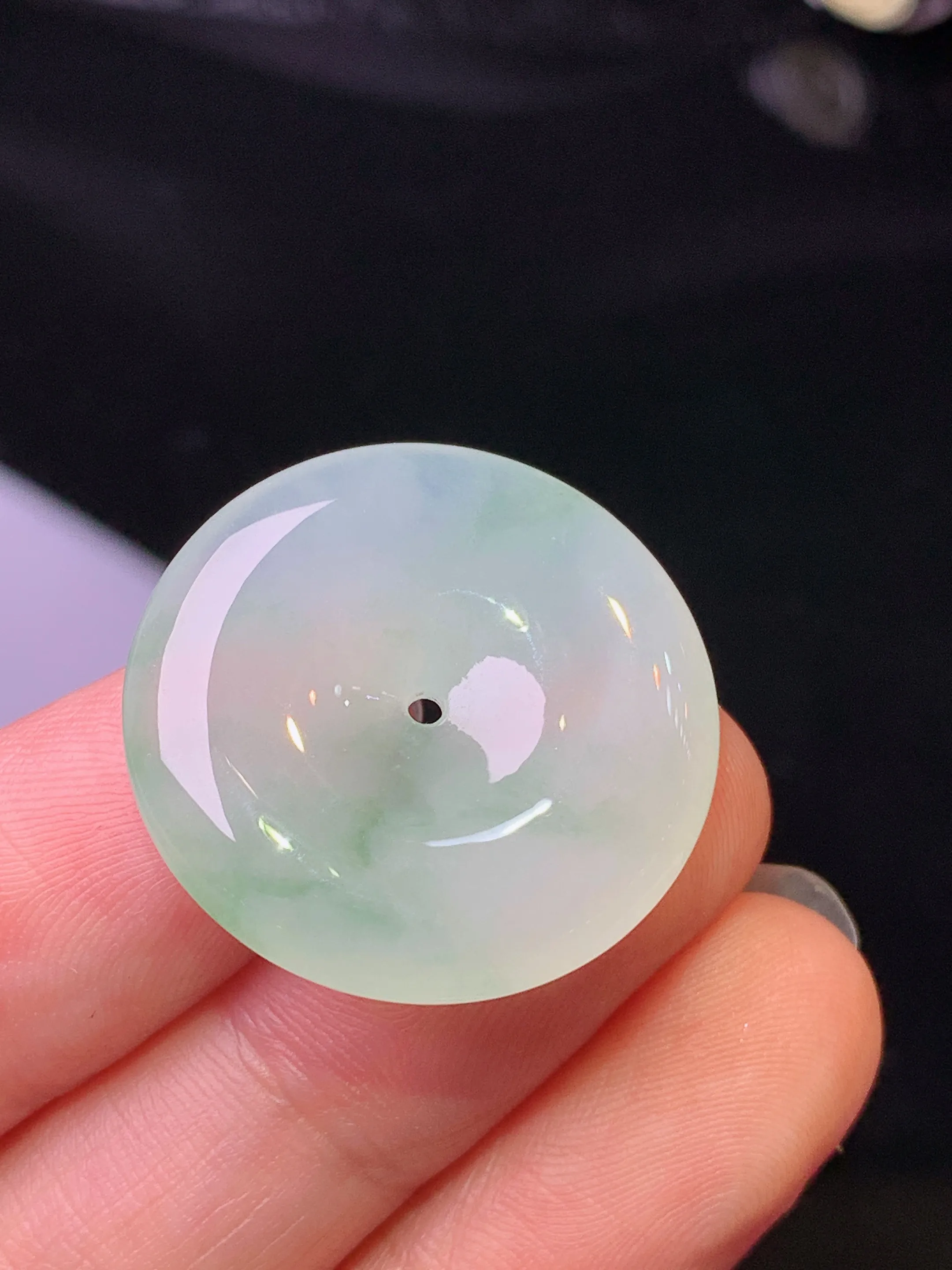 飘绿平安扣吊坠 玉质细腻 色泽清新艳丽 整体尺寸24.5*5.5