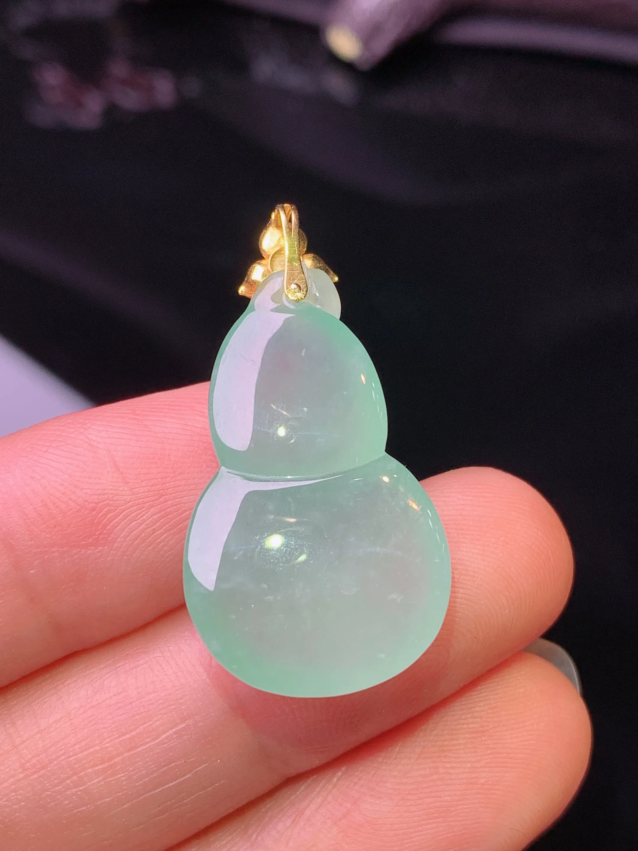 18k金钻镶嵌冰种葫芦吊坠 玉质细腻 色泽清新艳丽 整体尺寸32.5*16.2*7