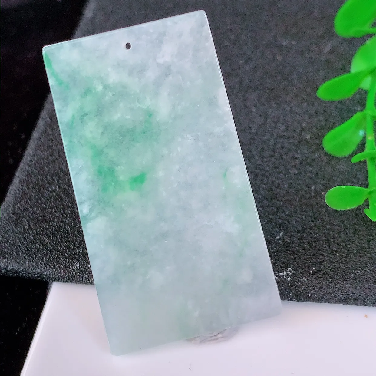 自然光实拍，冰种飘绿翡翠平安无事牌吊坠，平平安安，无事牌翠色灵动， 佩戴平安时尚！#57.16