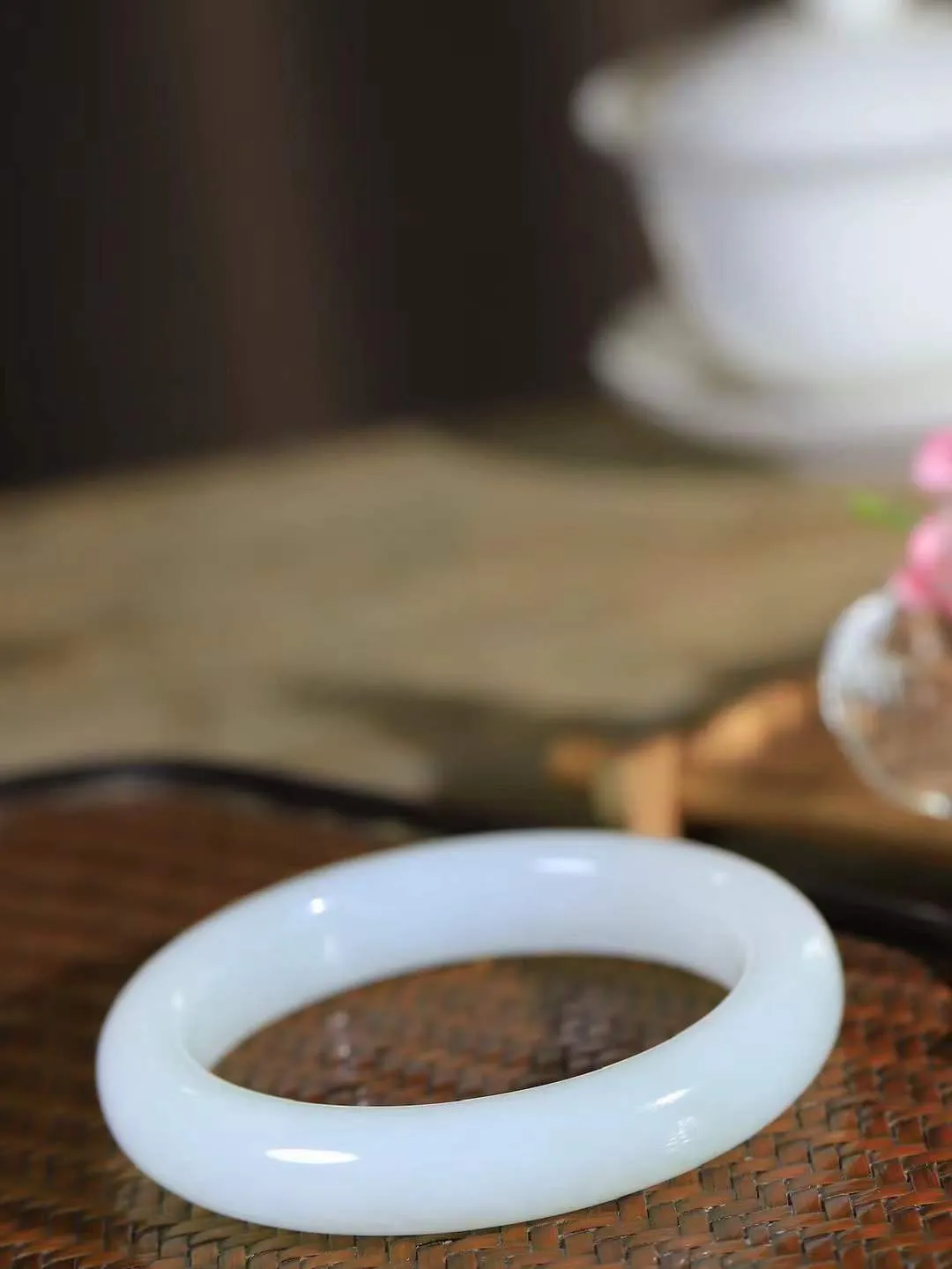 【柔情素语·手镯】

精品和田玉白玉手镯，玉质细腻温润，手感舒适，️线条流畅，简约大气，美自天