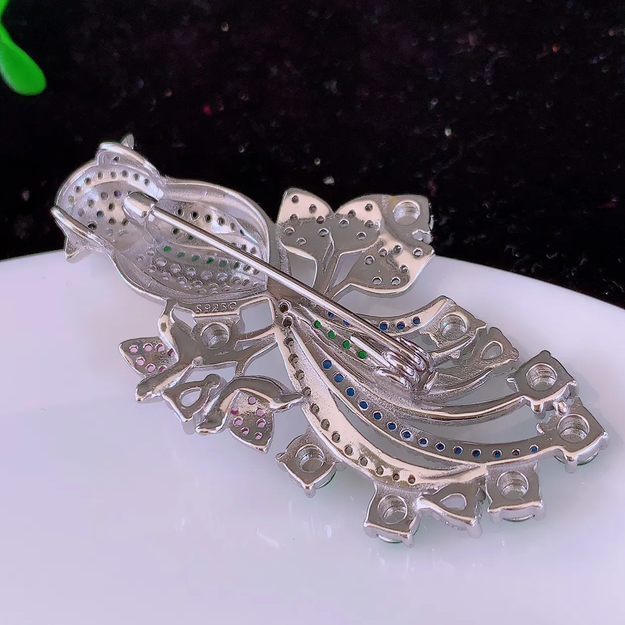 冰透满绿翡翠925银镶嵌胸针，自然光实拍，翠色灵动，颜色漂亮，种老水足，品相佳， 佩戴佳品！#97.16整体50*25.8*8裸石3.5*3.5