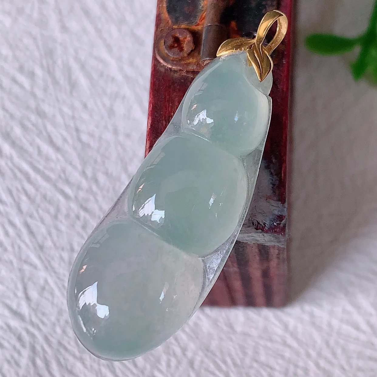 18K金镶嵌冰种翡翠四季豆吊坠，平安豆福豆玉坠，冰润通透，豆粒饱满，寓意：豆蔻年华！#12.18整体36裸石尺寸31.5*12*6.2