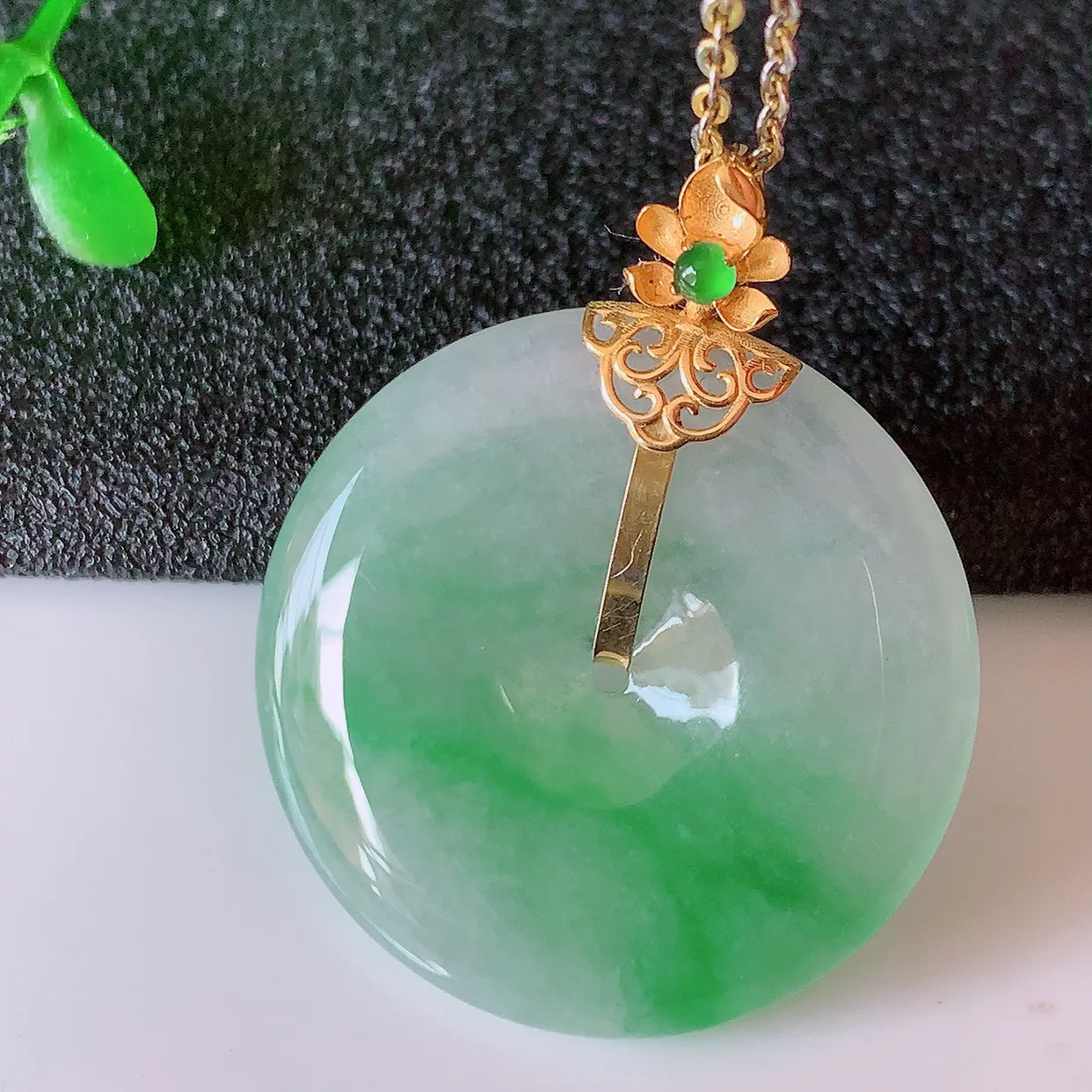 自然光实拍，18K金镶嵌冰种飘绿翡翠平安扣吊坠，玉扣，冰润光泽，寓意平平安安，平安扣佩戴时尚漂亮！#41.18整体30.5*24.5*5裸石24.5*24.5