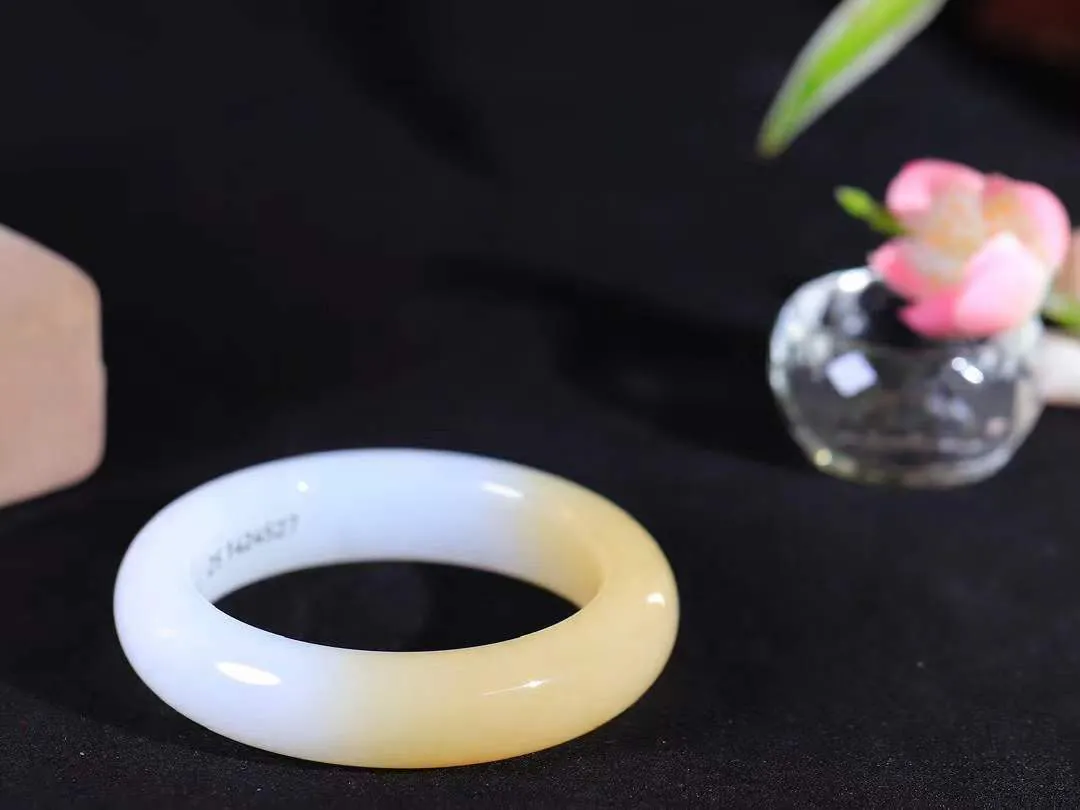 （一见倾心.手镯）

精品和田玉糖白玉手镯，玉质温润细腻 油性十足 手感舒适，高华雅逸，线条流畅，简