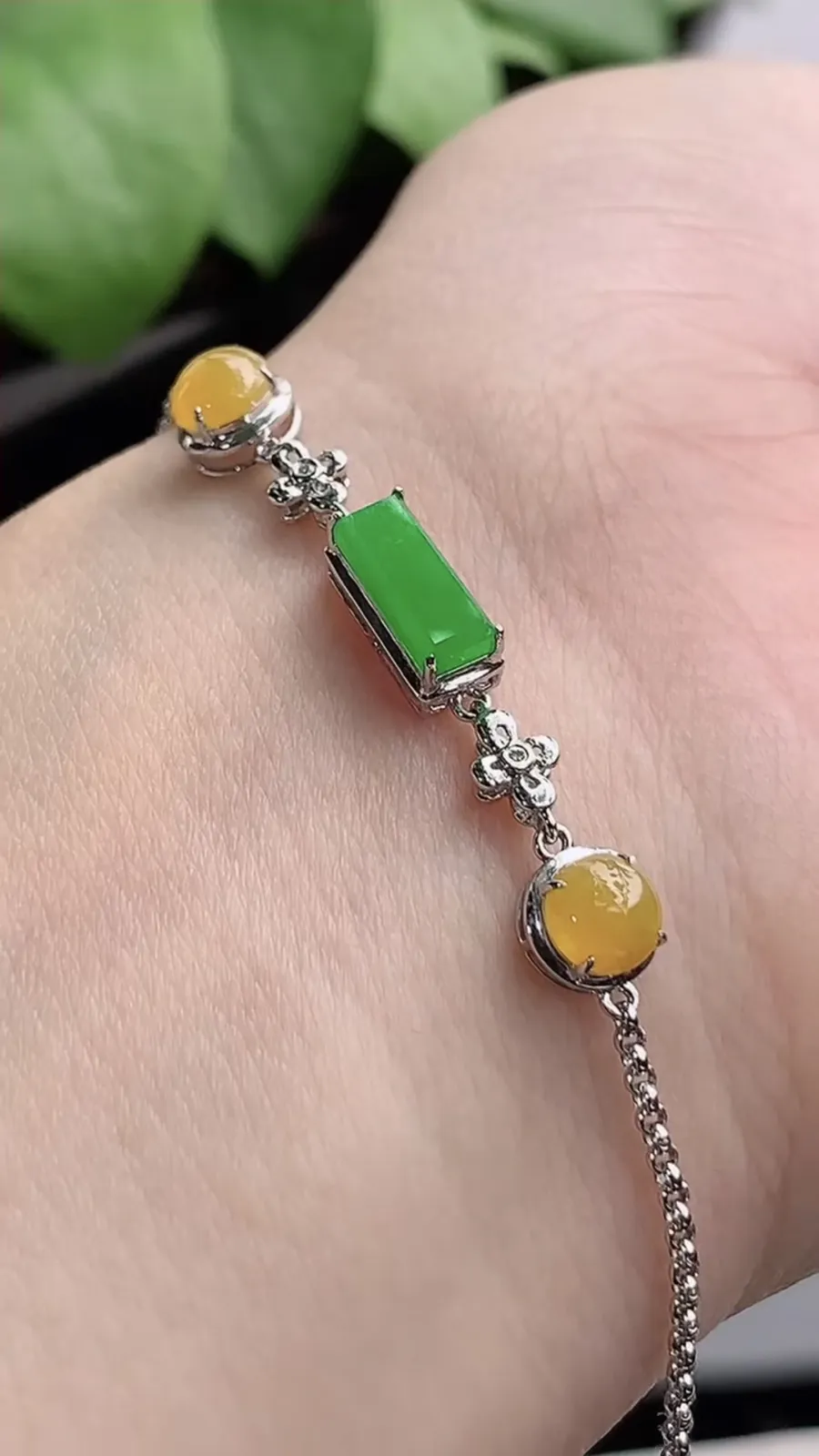 a货翡翠冰种18K金镶嵌黄翡蛋面阳绿无事牌手链 尺寸8.6×3.3×4.3mm 重量2.25g 1216