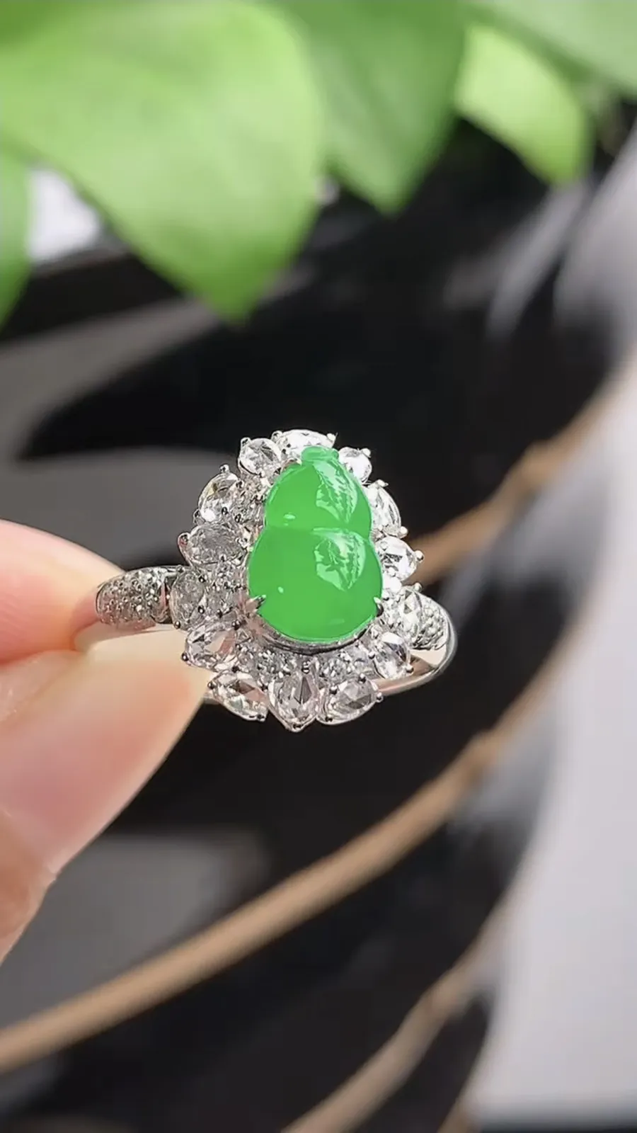 a货翡翠冰种18K金伴钻镶嵌阳绿葫芦戒指 圈口17.5裸石尺寸8.6×6mm 重量3.12g 1217