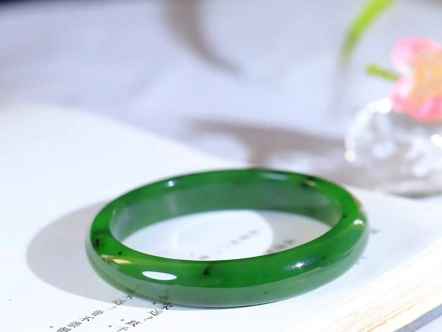 【温润如心.镯】

精品和田玉碧玉手镯，精选上等碧玉料，色泽清透，质地细腻。佩戴它，感受千年玉文化的温润与优雅，愿它为您带来平安与幸福。重48.7克  尺寸60-12-7.6mm  101201911A