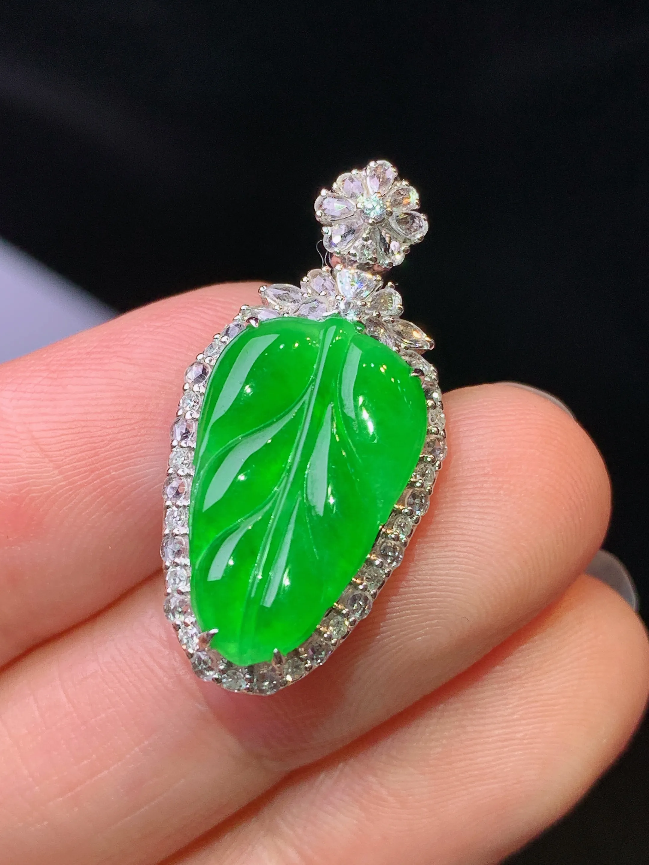 18k金钻白蓝宝镶嵌满绿树叶吊坠 玉质细腻 色泽清新艳丽 整体尺寸28*13.8*7.5