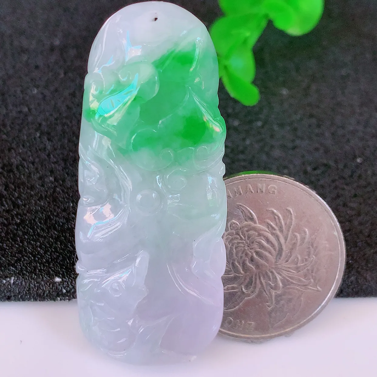 自然光实拍，冰润飘绿翡翠荷叶鱼、和和美美玉坠，财源广进，自然隐逸、 荷本是素不着尘之物，有和美之寓意。#46.16