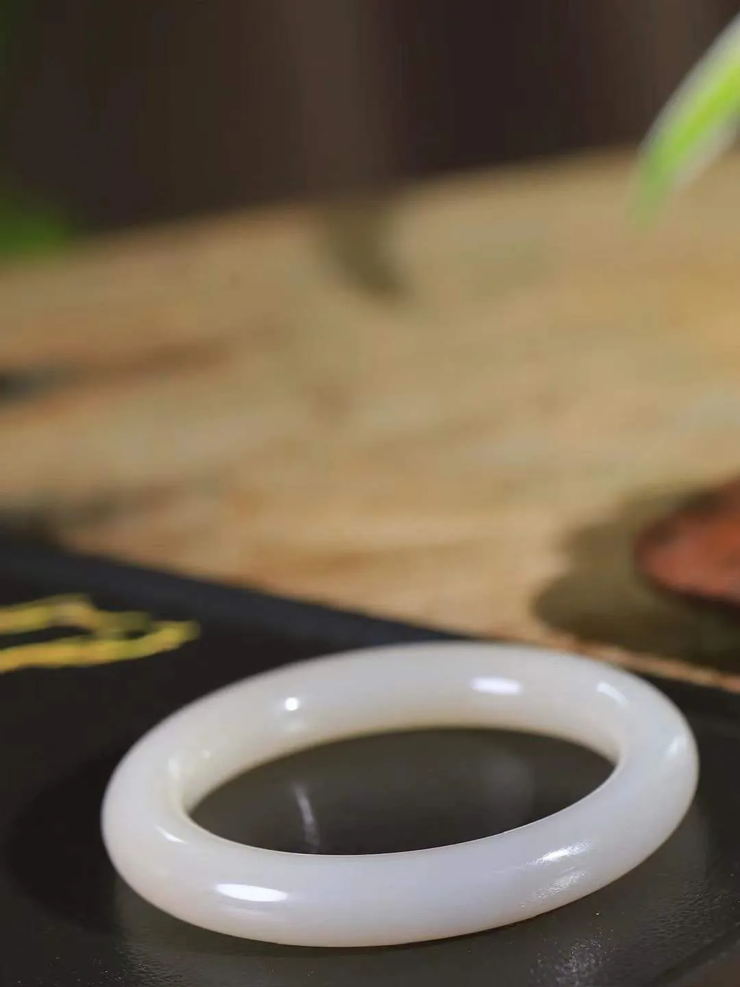 【情有独钟.手镯】

精品和田玉藕粉双色手镯 玉质温润细腻 油性十足 手感舒适，高华雅逸，线条流畅