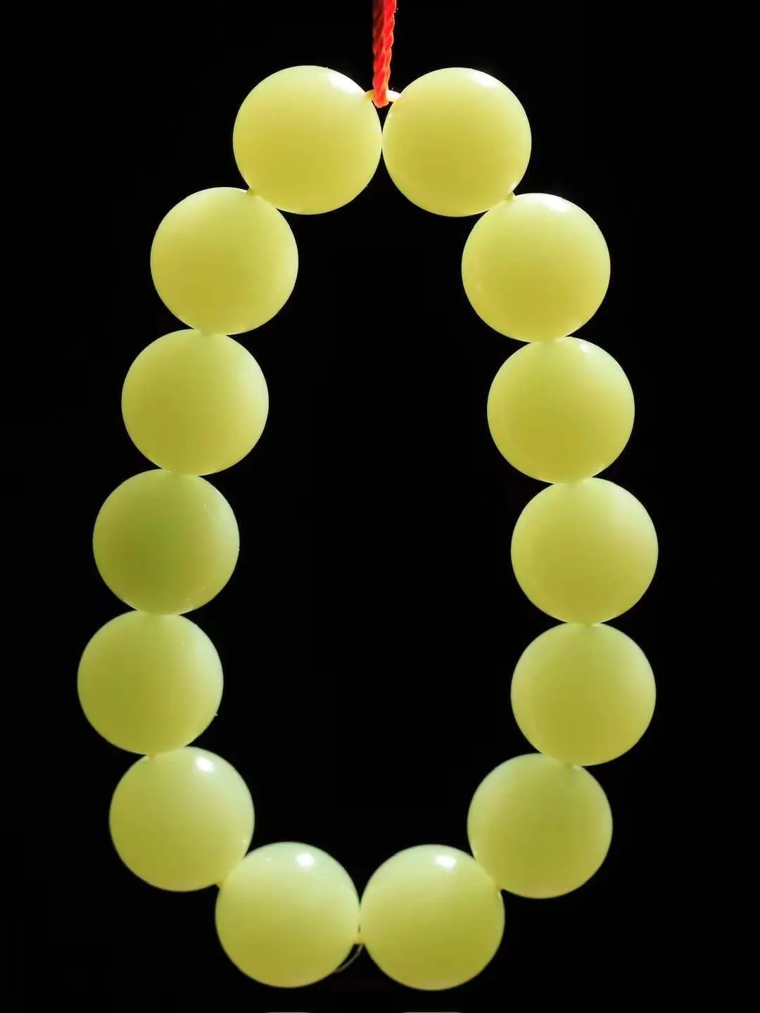 【珠圆玉润.手串】

精品和田玉黄口珠圆玉润手串 玉质温润细腻  整串打磨圆润，佩戴舒适。珠珠落玉盘，间关莺语花底滑，一生美好时光，无论身在何处，都有它相伴相守。事事顺遂，幸福美满，吉祥如意。重70.74克 尺寸取一14.8mm  FDL-791202068