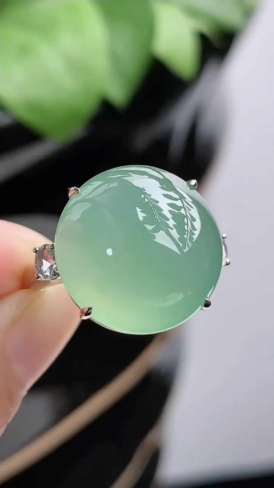 a货翡翠冰种18K金伴钻镶嵌甜绿蛋面戒指 圈口18裸石尺寸16mm 重量7.15g 1216