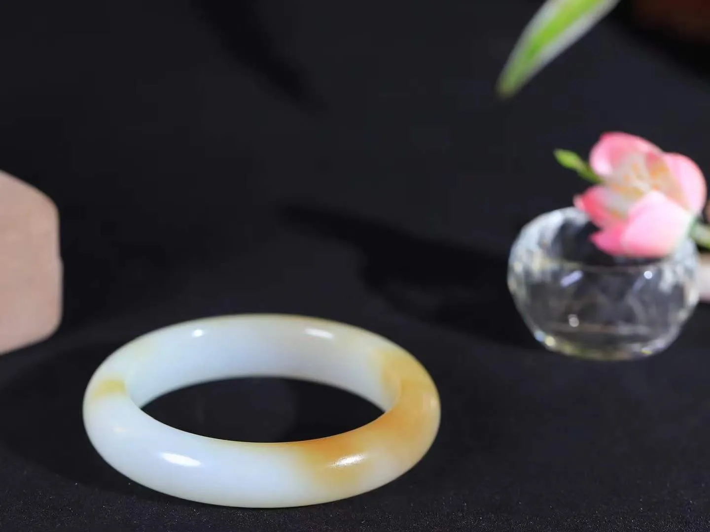 【暖玉生香·手镯】

收藏级和田玉糖白玉手镯，质地油润细腻，色泽高贵典雅，镯型古朴典雅。在诗情画意