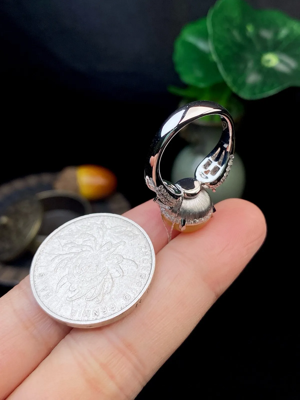 【冰种黄蛋戒指】种水上乘，晶莹剔透，纯净通透，18k金钻精美镶嵌，裸石尺寸11.2*6毫米，圈口可改