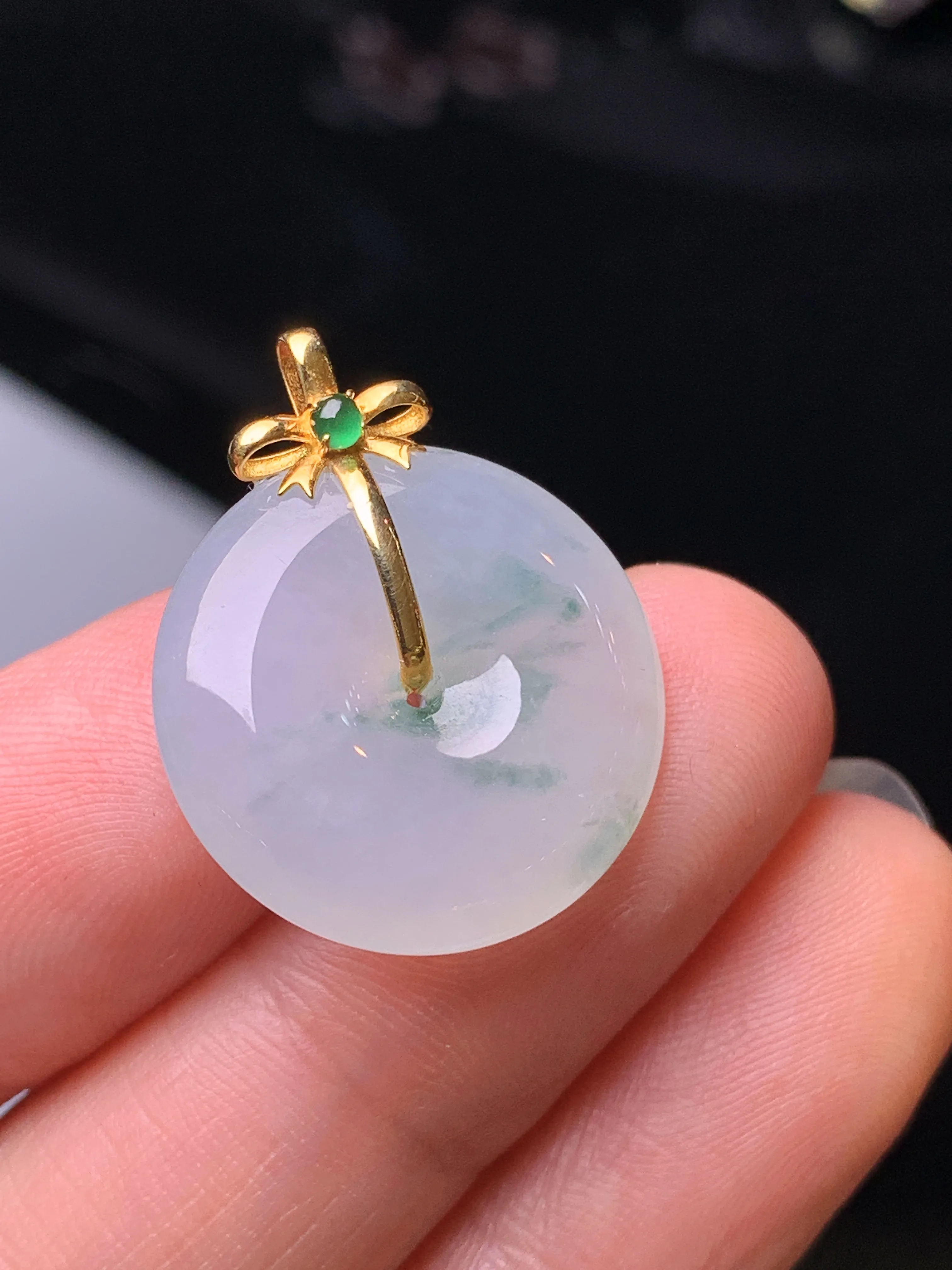 18k金镶嵌冰种平安扣吊坠 玉质细腻 色泽清新艳丽 整体尺寸23.5*18.8*5.2