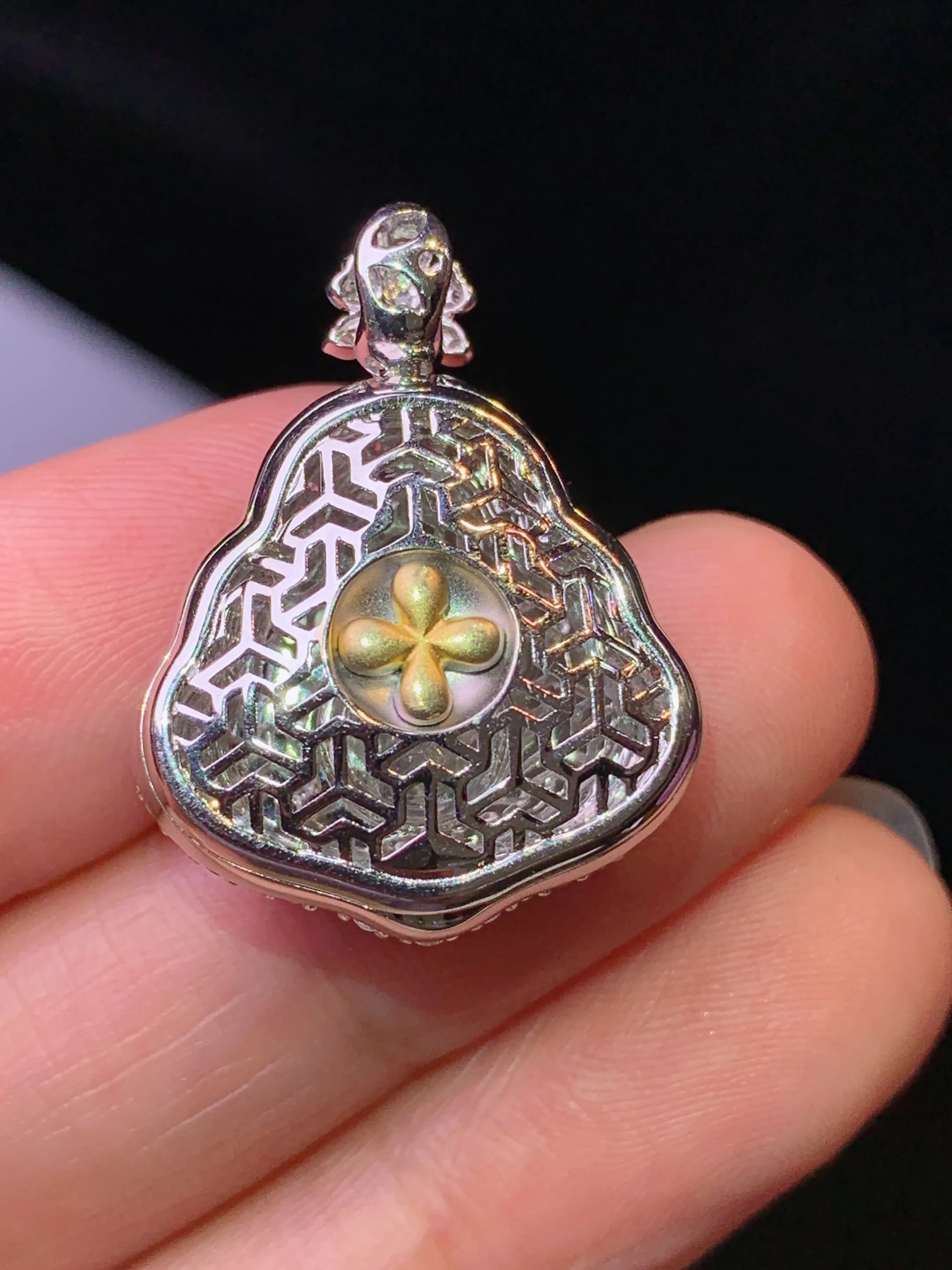 18k金钻镶嵌翠绿佛公吊坠 玉质细腻 色泽清新艳丽 整体尺寸26.5*20*8.6