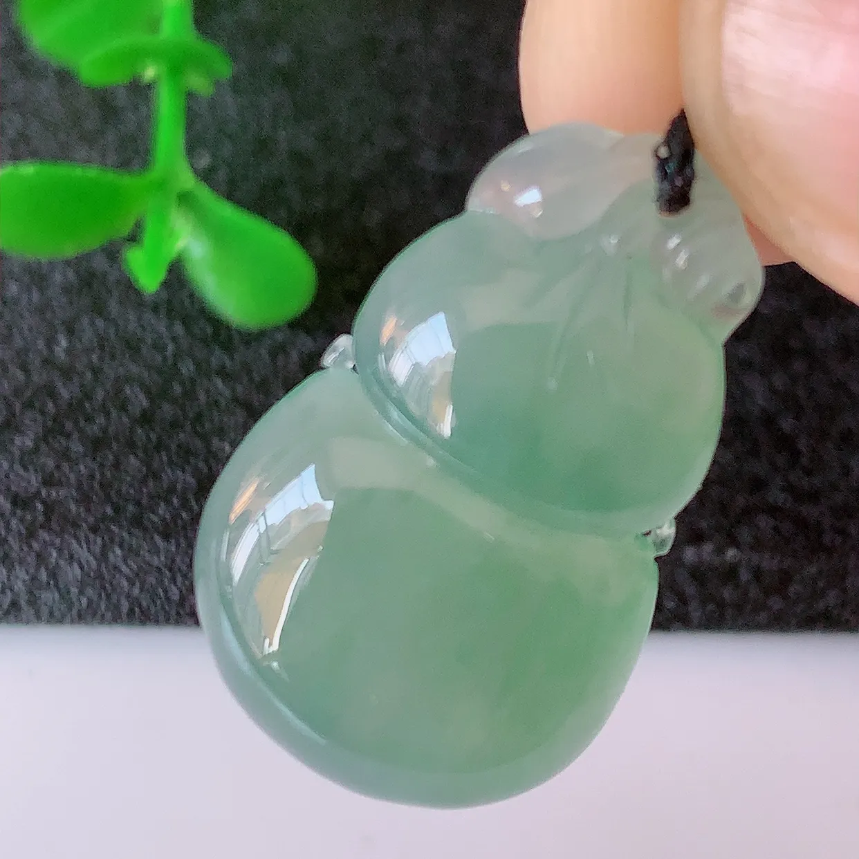 自然光实拍，冰种翡翠葫芦吊坠，葫芦寓意福禄双全，财源滚滚，饱满，清新脱俗，佩戴效果优雅迷人！#57.18