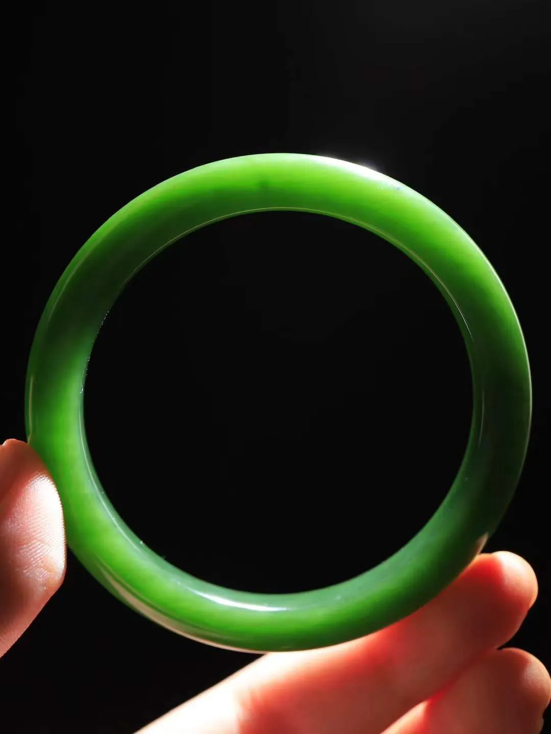 【碧色荡漾·手镯】

精品️和田玉碧玉手镯，玉质细腻温润，手感舒适，️线条流畅，简约大气，美自天成，佩戴于腕间，婉约之美，举手投足间透出那份低调奢华，醉人心扉。重44.58克 内径圈口57.4mm尺寸10.3-8.5mm FDL-771201032