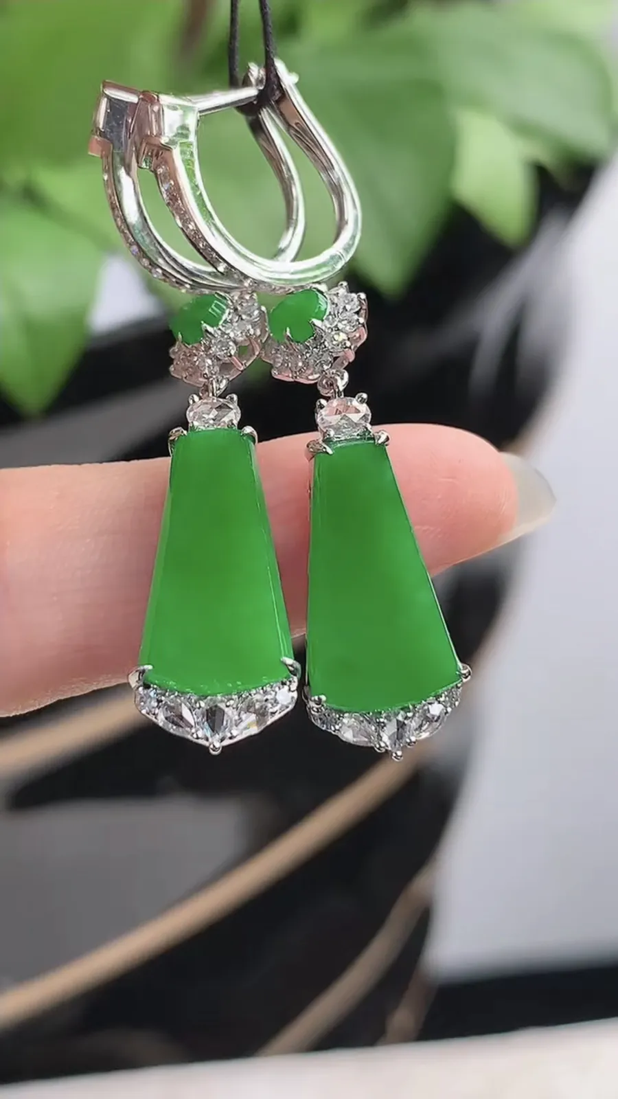 a货翡翠冰种18K金伴钻镶嵌阳绿无事牌耳坠 尺寸14.4×8×4mm 重量5.46g 1216