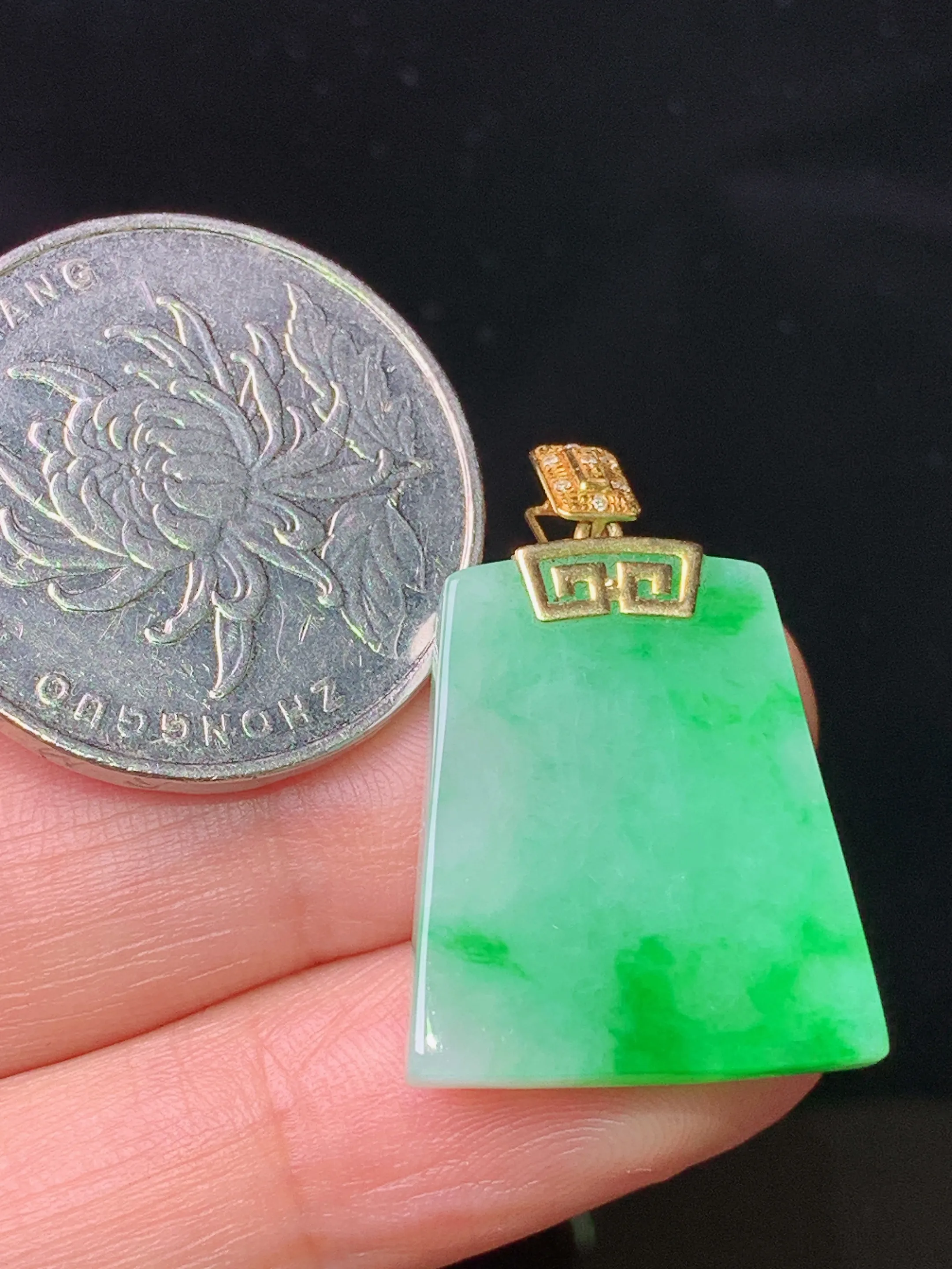 18k金钻镶嵌翠绿无事牌吊坠 玉质细腻 色泽清新艳丽 整体尺寸27.6*18.5*4.2