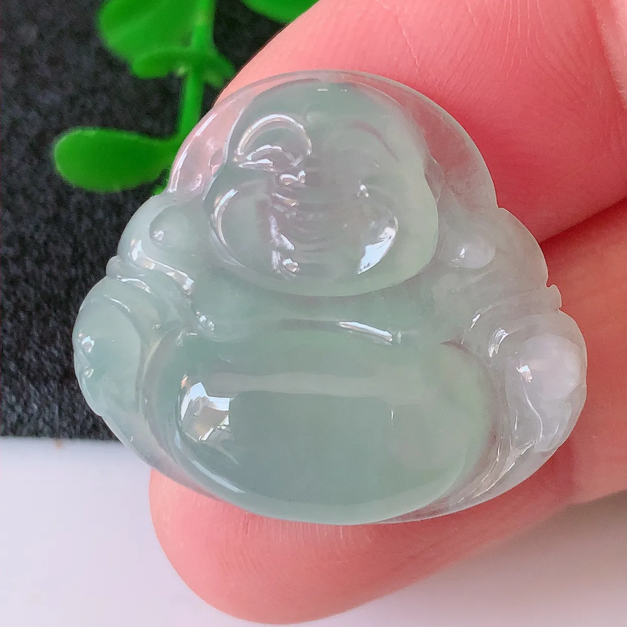 自然光实拍，冰种翡翠佛公吊坠，饱满， 佛公亦保平安，寓意有福（佛公）相伴，品相佳，配戴优雅迷人！#57.18