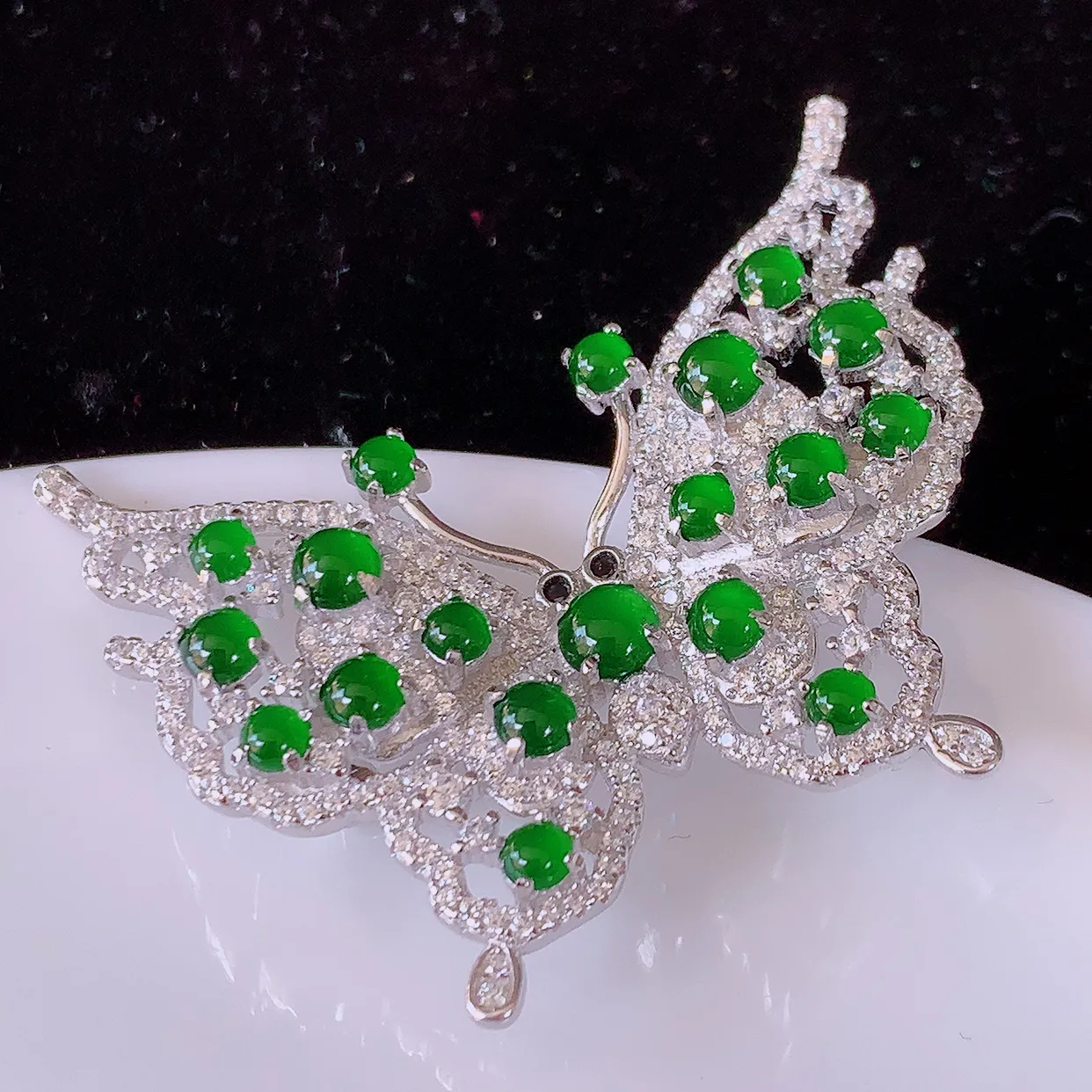 冰透满绿翡翠925银镶嵌蝴蝶胸针，自然光实拍，翠色灵动，颜色漂亮，种老水足，品相佳，佩戴佳品！#97.18整体41*33*9.5裸石3.5*3.5